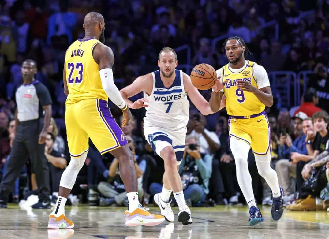 רגע היסטורי ב-NBA: לברון וברוני ג'יימס מהלוס אנג'לס לייקרס הפכו לצמד האב-בן הראשון ששיחקו יחד