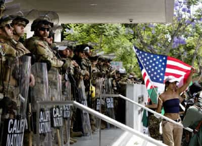 שופט פדרלי קובע: ממשל טראמפ החזיק חיילי משמר לאומי בלוס אנג'לס בניגוד לחוק – ומורה על נסיגה מיידית