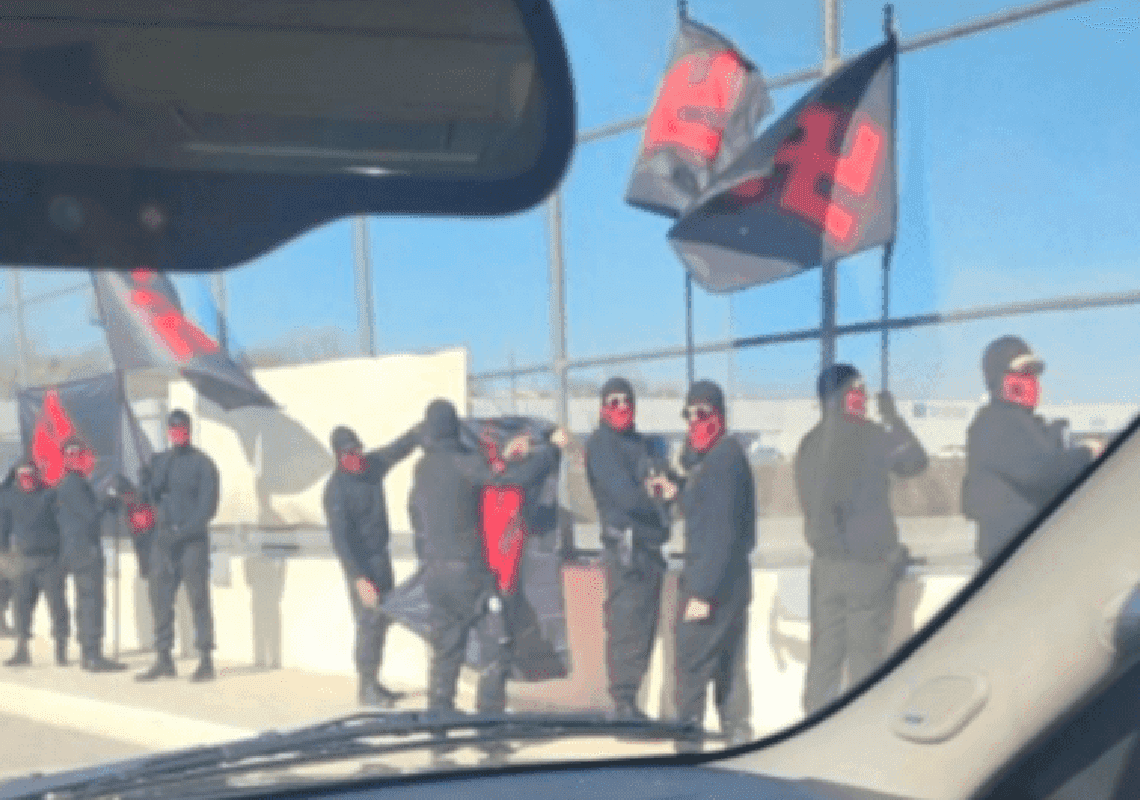 תהלוכה נאצית בלב ארה"ב - והמשטרה מעוררת סערה: "ההפגנה חוקית"