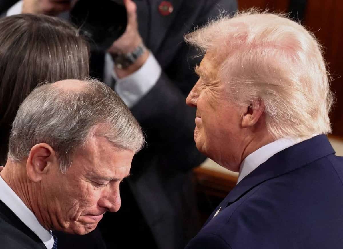 רוב האמריקאים משוכנעים: בית המשפט העליון נמנע מלהתעמת עם טראמפ