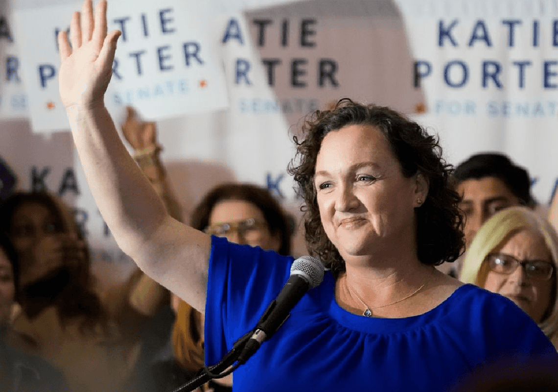הבחירות למושלות קליפורניה: קייטי פורטר נכנסת למירוץ - ומובילה בסקרים