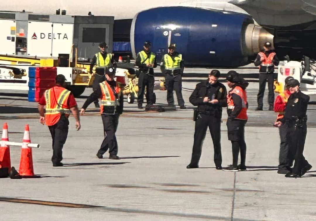 אירוע חריג ב-LAX: נוסע פתח את יציאת החירום רגע לפני ההמראה