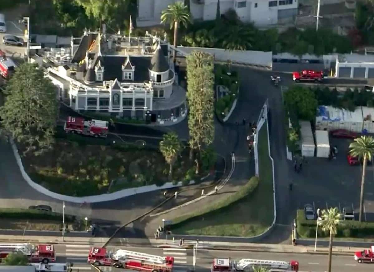 האש בטירת הקסמים: שריפה פרצה בבניין ההיסטורי של ה"מג'יק קאסל" בהוליווד — פועלי התחזוקה חשודים 