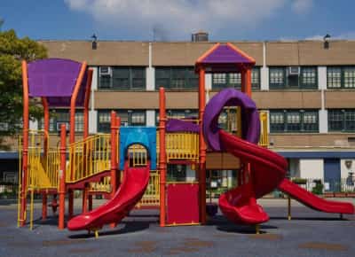 המרד של ההורים: ההפסקה נעלמת מבתי הספר באמריקה — ואבות ואמהות יצאו למלחמה להחזיר אותה