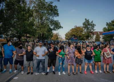 כל אדם שנראה חום מפחד: שיקגו בחרדה כשסוכני הגירה פדרליים צועדים ברחובות בהסוואה