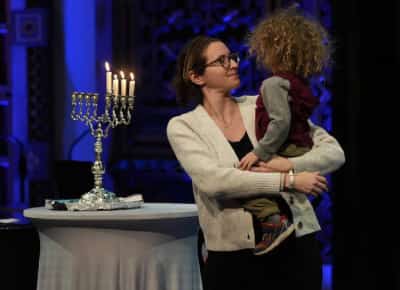 מהשוליים למרכז: נשים והקהילה הגאה משנות מן היסוד את הרבנות היהודית בארצות הברית