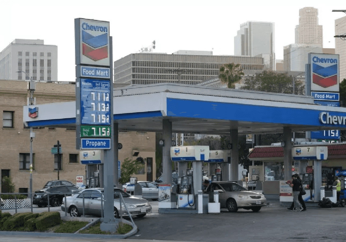על אף המחלוקת: מושל קליפורניה חתם על חוק שיבלום זינוק במחירי הדלק