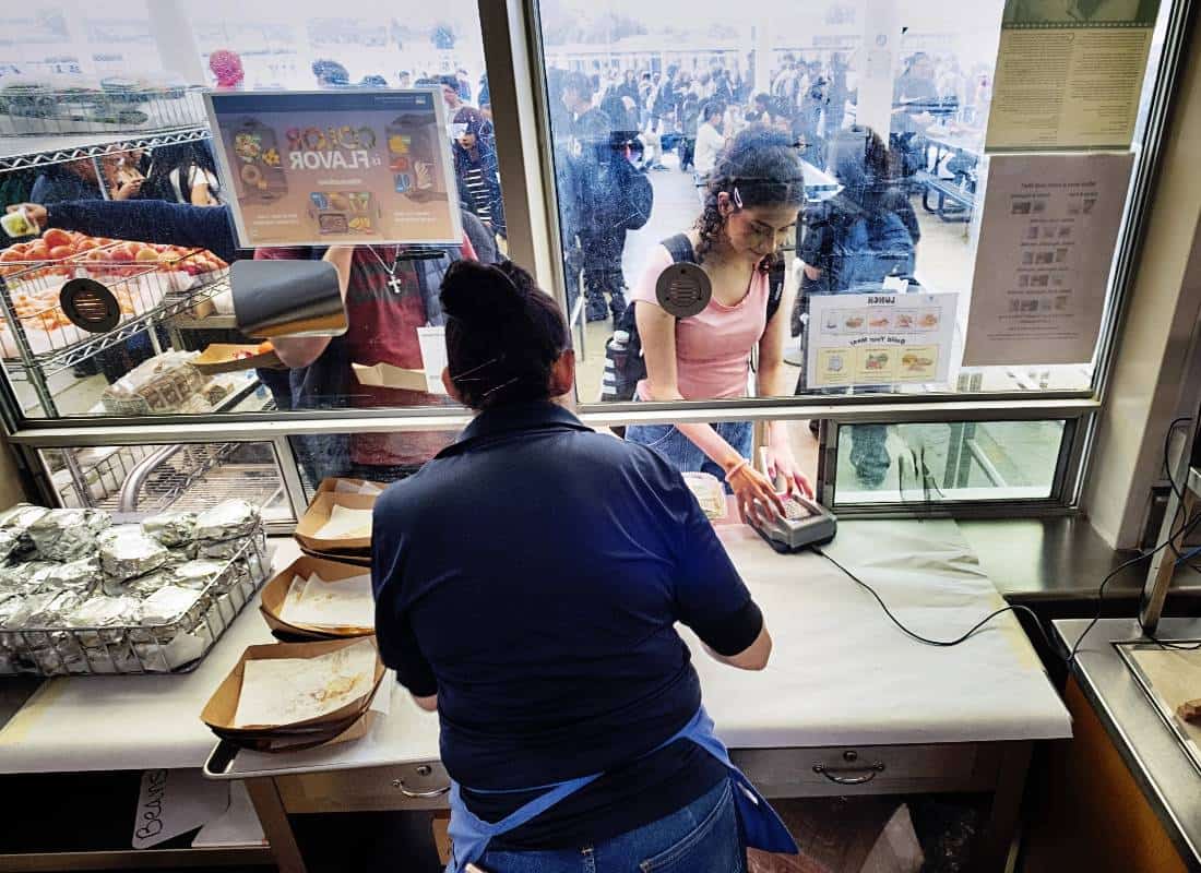 קליפורניה היא המדינה הראשונה להרחיק פרוט לופס וחטיפים נוספים מקפיטריות בתי הספר