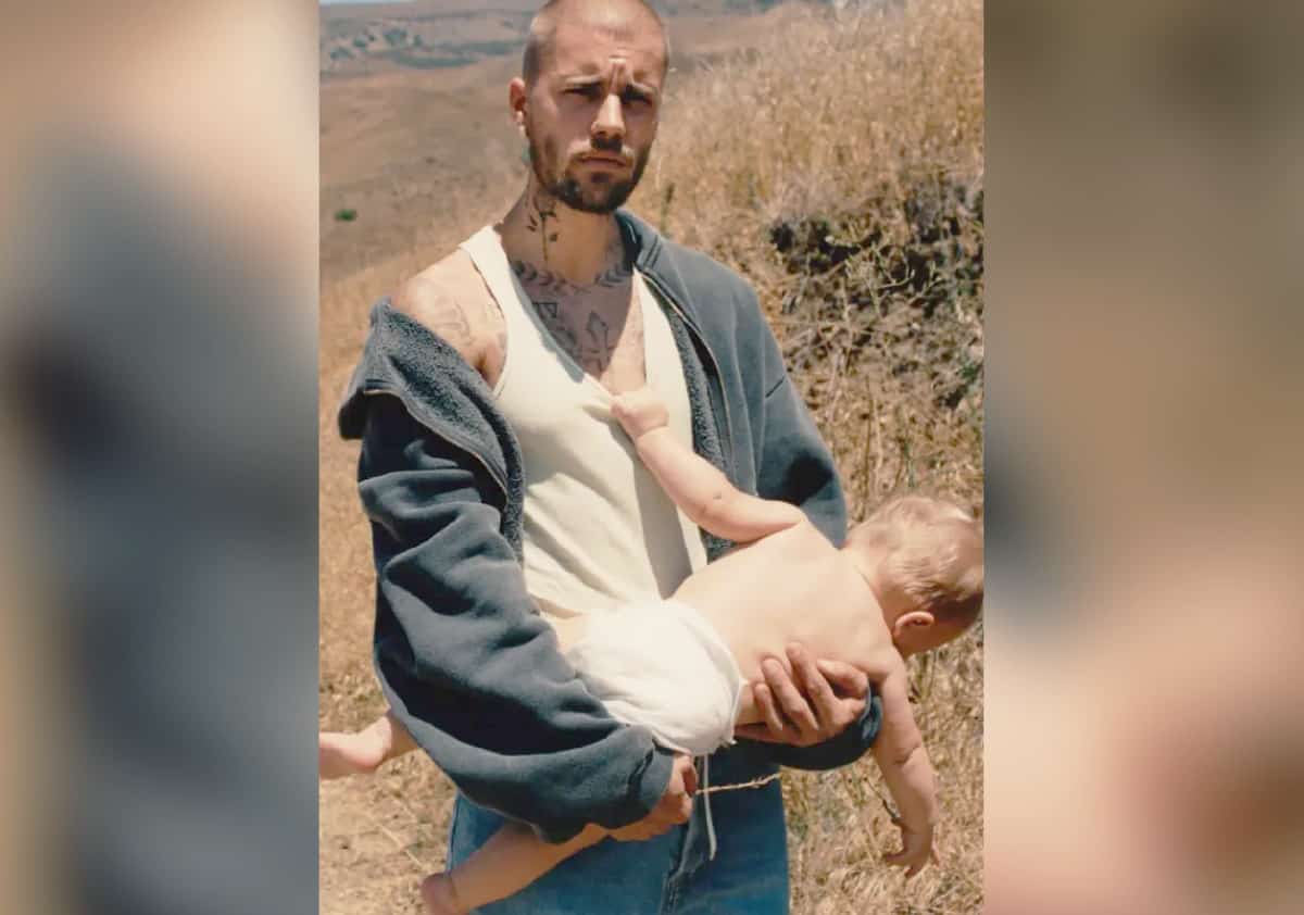 יום שישי נפתח עם אלבום חדש לכוכב הפופ בן ה-31, השביעי במספר. 21 שירים "עמוקים יותר ופחות מלוטשים", והרבה שיתופי פעולה