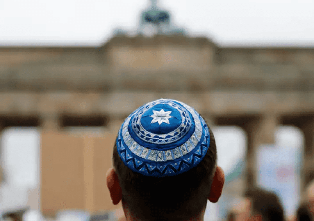 שנת 2023: בכירה בברלין מציעה ליהודים להצניע את הסממנים הדתיים שלהם