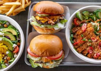 סוף סוף זה קורה: ההמבורגר האהוב על אזור המפרץ פותח סניף ראשון בלוס אנג'לס