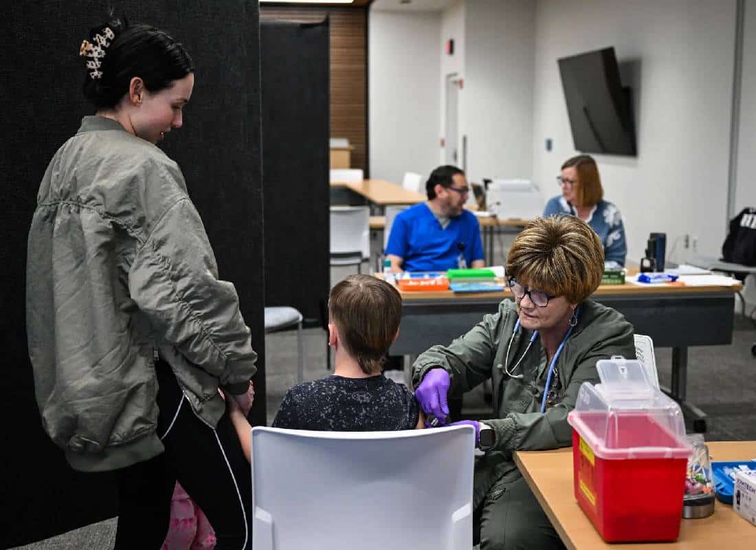 זעזוע במערכת הבריאות: ממשל טראמפ מבטל במפתיע מימון של 12 מיליארד דולר משירותי בריאות מדינתיים