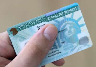 הנהלים החדשים למבקשי גרין קארד ואזרחות: מעתה רק תשלומים אלקטרוניים, בלי צ’קים