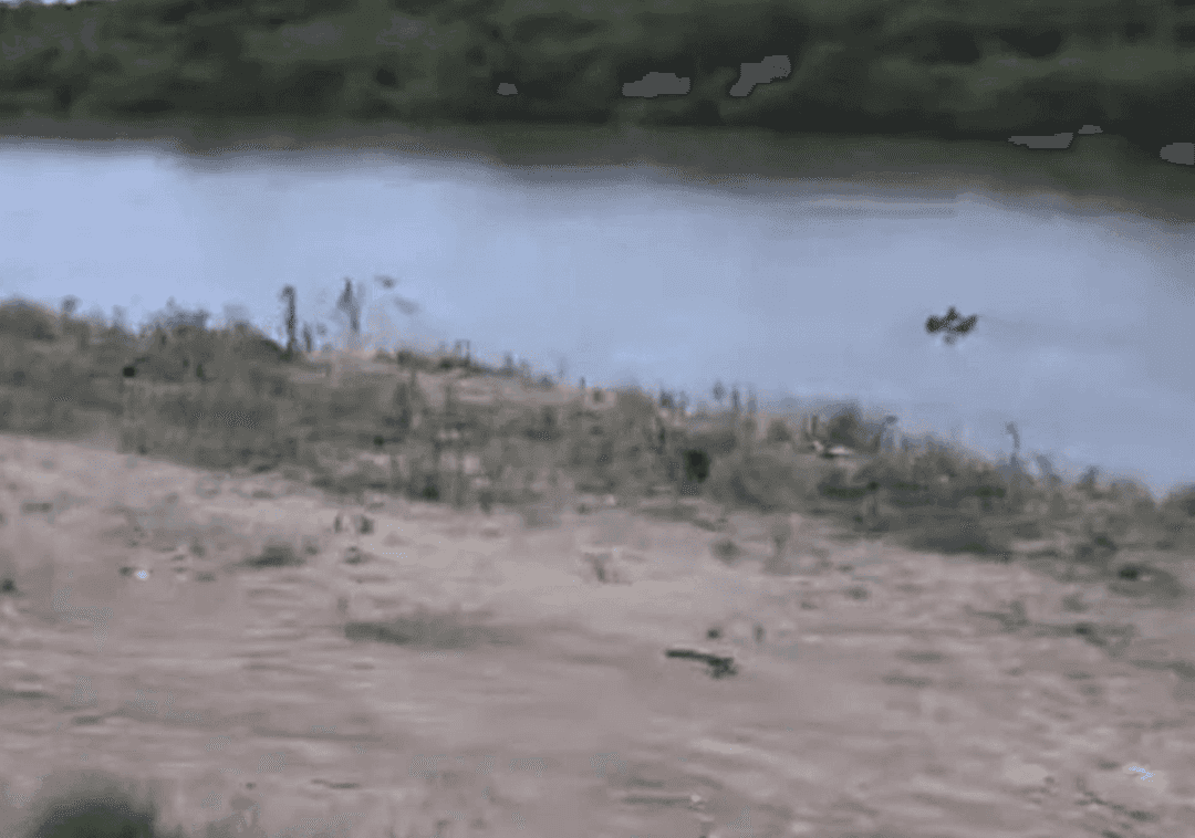 תיעוד מהגבול: ילד נסחף בנהר הריו גרנדה - כדי להיכנס לארה"ב 