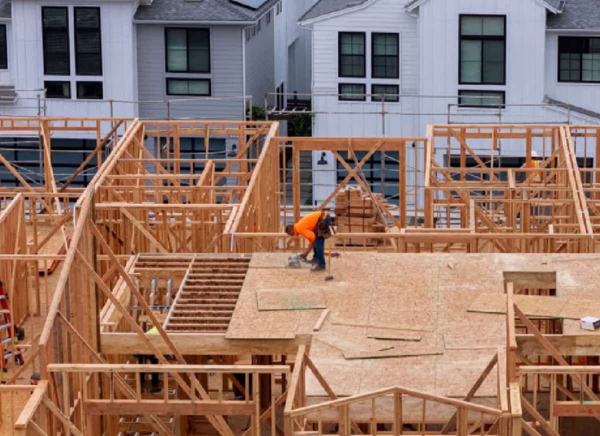 שוק הדיור האמריקאי בין הפטיש לסדן: בנייה חדשה מתאוששת בזהירות — אך המלחמה באיראן מאיימת לשנות את הכל