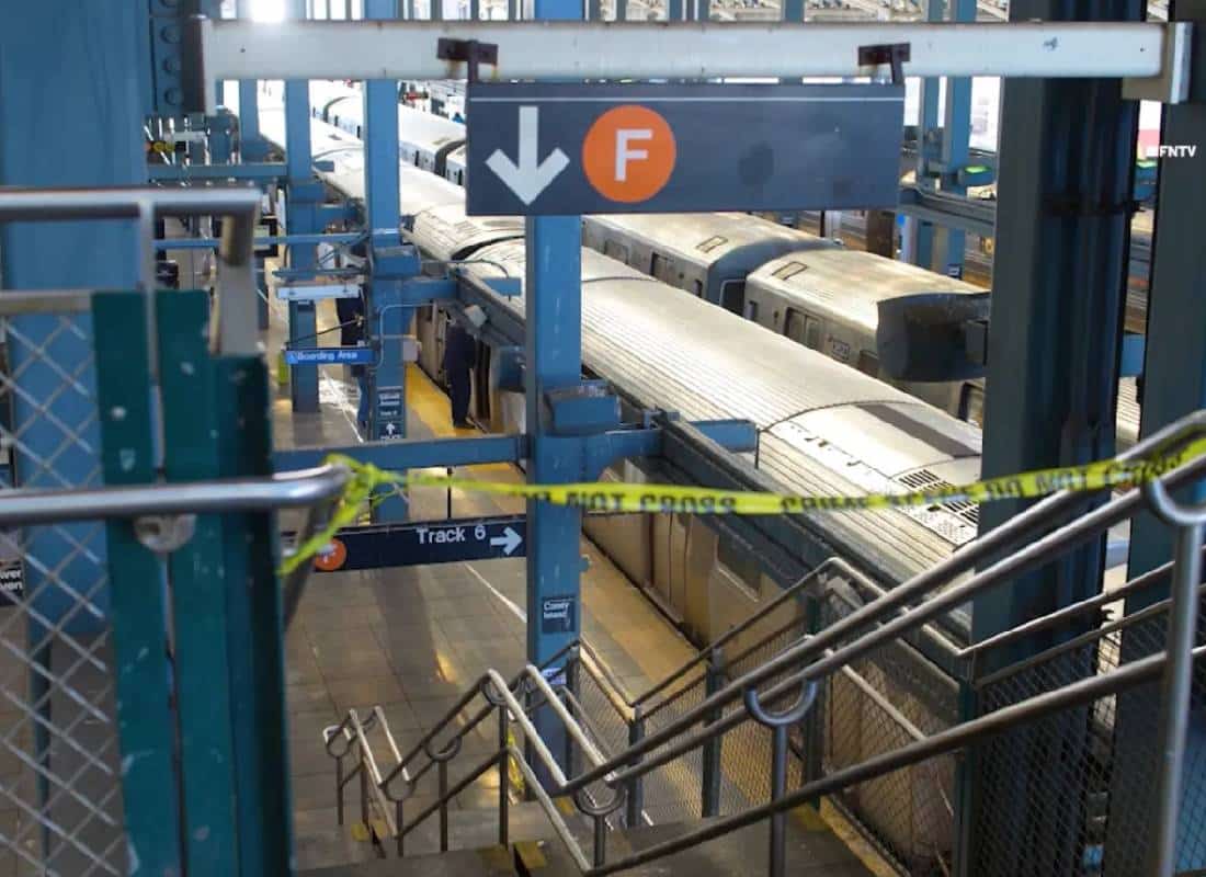 טרגדיה מזעזעת בניו יורק: נוסעת נשרפה למוות ברכבת התחתית לאחר שאדם זר הצית אותה