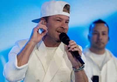 "מאיימים לשרוף לנו את הבית": כוכב הבקסטריט בויז מסתבך עם השכנה בגלל החוף הפרטי שלו בפלורידה