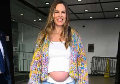 הילרי סוואנק חושפת איך הצליחה לשמור את ההיריון בסוד במשך שבעה חודשים
