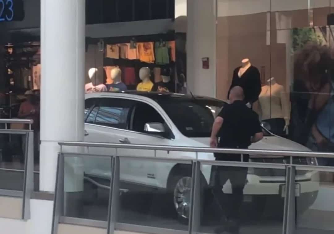 בוסטון: נהגת מבוגרת התבלבלה - ונכנסה עם רכבה למרכז קניות