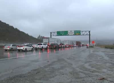 חורף קטלני בדרום קליפורניה: סערת חג המולד גובה קורבנות, מציפה כבישים ומאלצת פינוי נרחב