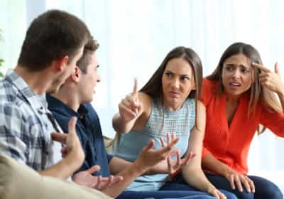 הצעירות הדמוקרטיות בארה"ב מאשימות: גברים עומדים מאחורי רוב הקשיים של נשים