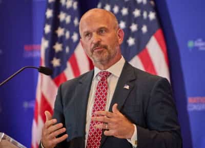 משבר בימין האמריקאי: פרויקט אסתר של קרן הריטג' מתפורר לאחר הגנתו על טאקר קרלסון