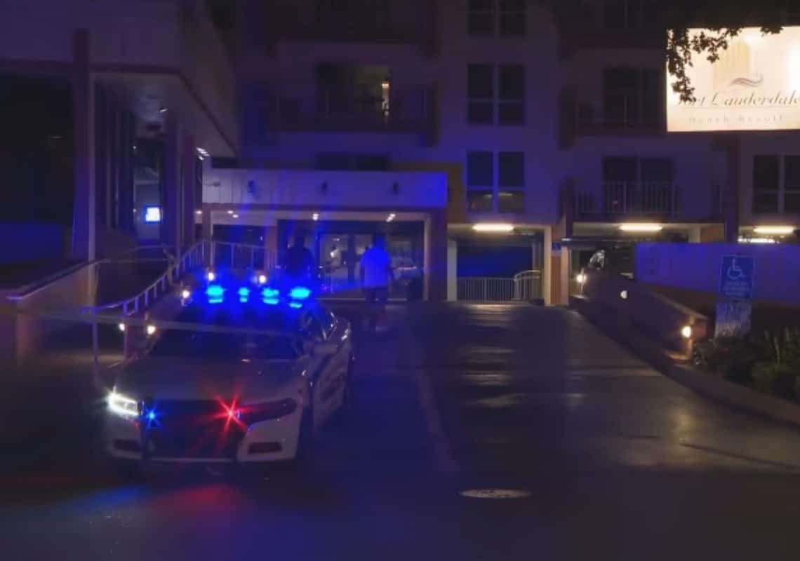 תעלומה בפלורידה: שני גברים נמצאו ללא רוח חיים ברכב בפורט לודרדייל