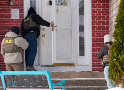 בלי שופט, עם נשק שלוף: המזכר הסודי שמכשיר פריצות לבתים בידי רשויות ההגירה