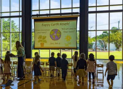 בתי ספר לעשירים בלבד: מיליארדרים בפלורידה בונים מערכת חינוך משלהם