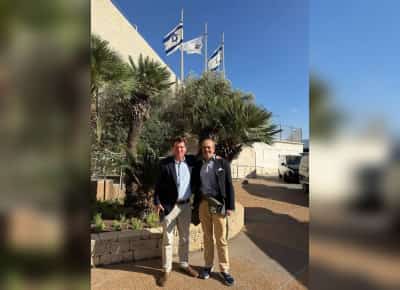 סערה בנתב״ג: טאקר קרלסון טוען לעיכוב שווא