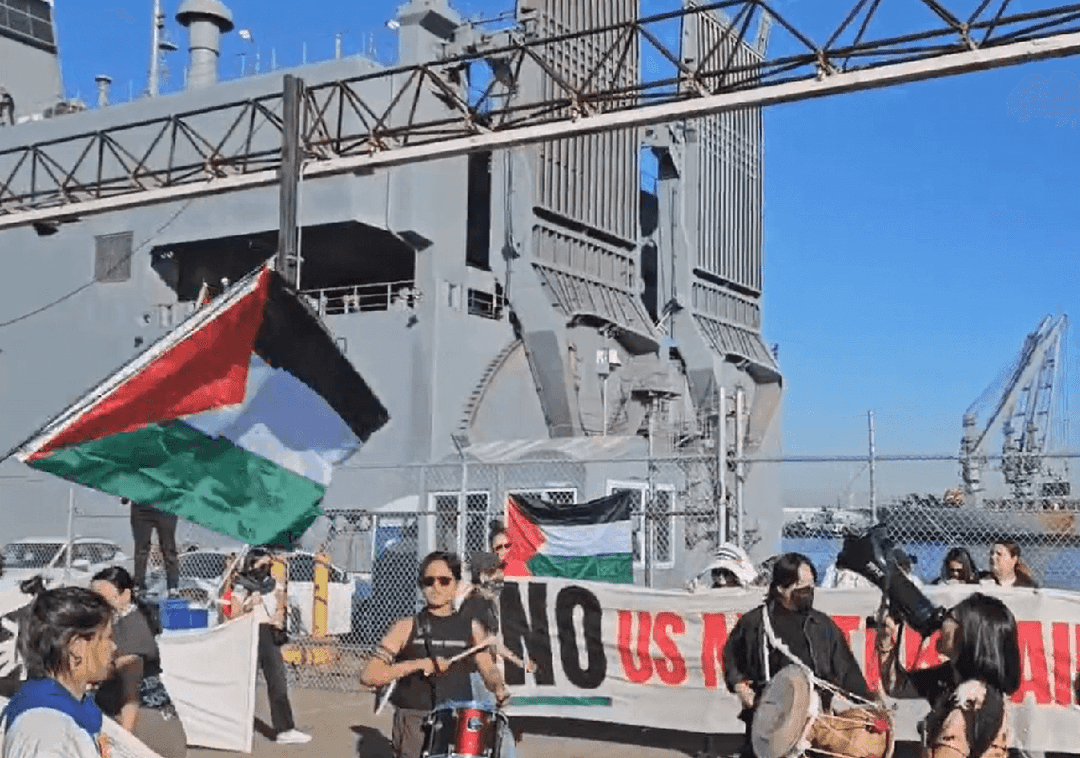 קליפורניה: מפגינים חסמו בגופם ספינה עם ציוד צבאי לישראל 
