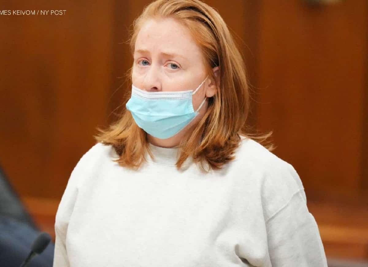 אם צעירה מדרום קליפורניה הותקפה בסכין בעת שהחליפה חיתול לבתה בשירותי חנות מייסיס במנהטן 