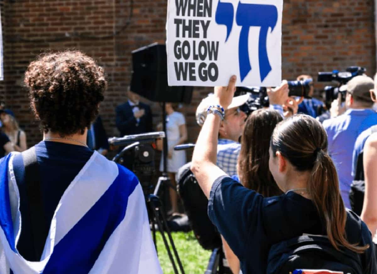 ישראלים גונבים כליות ועיניים: מורה בקליפורניה פוטרה תוך פחות מיום לאחר שפרסמה סרטון אנטישמי