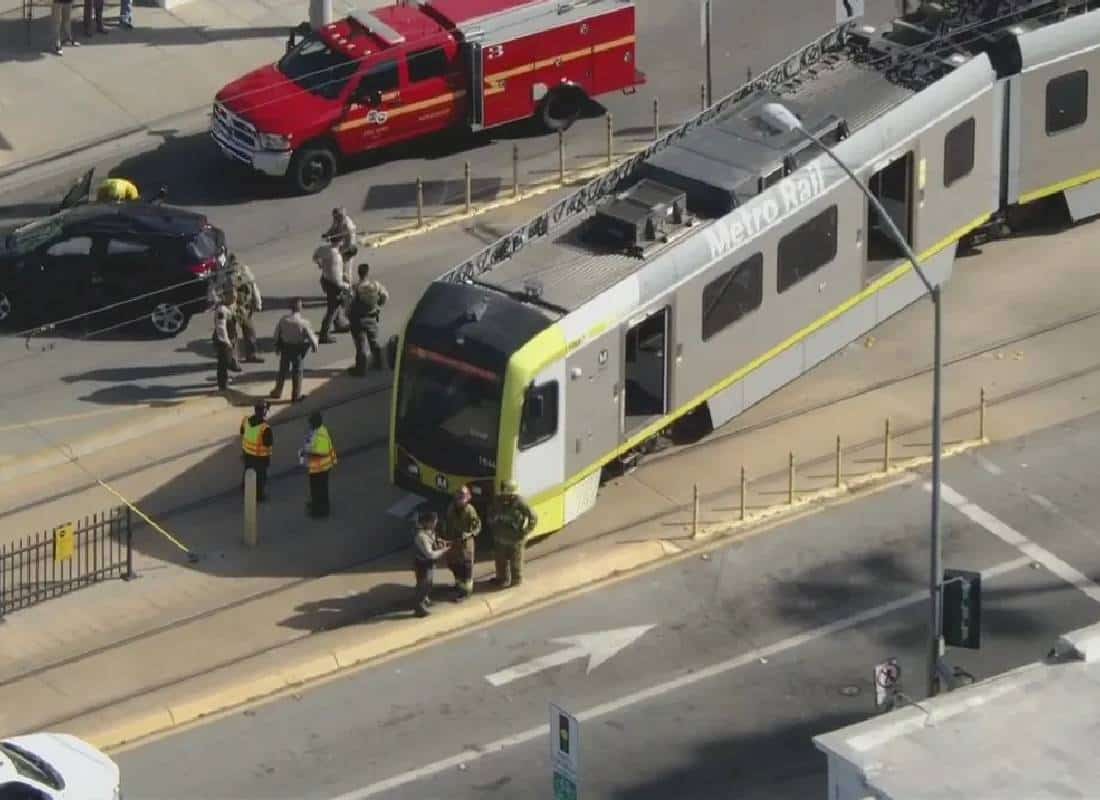 צפו: רכבת המטרו ירדה מהפסים והתנגשה ברכב במזרח לוס אנג'לס