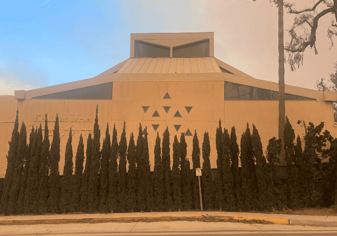 בית הכנסת בפסיפיק פאליסייד נותר שלם - והפך למקלט עבור הקהילה כולה