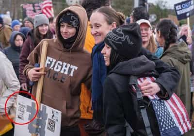 סערה בסיאטל: ראשת העיר הסוציאליסטית החדשה בתמונה עם פעילות אנטיפה