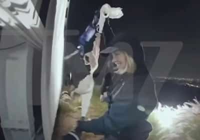 באמצע הלילה וללא אישור: סידני סוויני טיפסה על השלט של הוליווד ותלתה חזיות