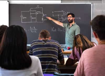 מאה אלף דולר למחנך: כך הפכה מדיניות ההגירה של טראמפ לאיום ישיר על בתי הספר בקליפורניה