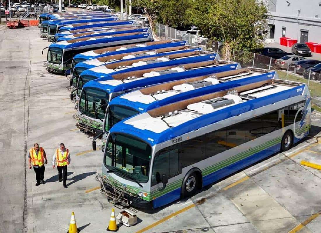 נהג אוטובוס במיאמי-דייד חשוד בהריגת שני נוסעים לאחר ויכוח