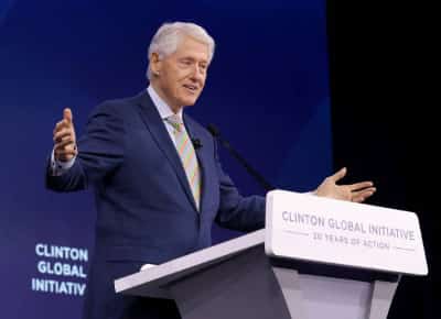 קלינטון מול הקונגרס: שש שעות, מיליוני תמונות, ושאלה אחת שנתלת באוויר — מתי יגיע תורו של טראמפ