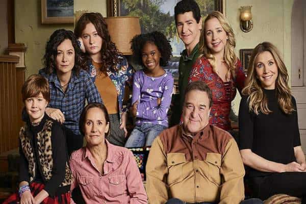 רוזאן Who? הקומדיה הטלוויזיונית The Conners מציגה דינמיקה משפחתית שנונה ומצחיקה