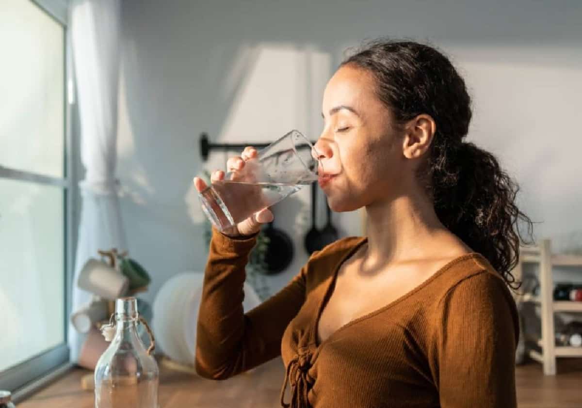 קשר ישיר: למה שתיית מים חשובה כל כך לבריאות השיער