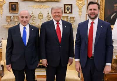 החיוך המתוח והידיים הקפוצות: שפת הגוף של ואנס לצד טראמפ ונתניהו