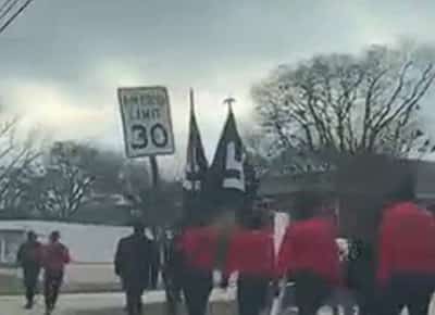 מצעד דגלי צלב הקרס בלב ליטל רוק: נאצים צעדו ברישיון – והקהילה בהלם