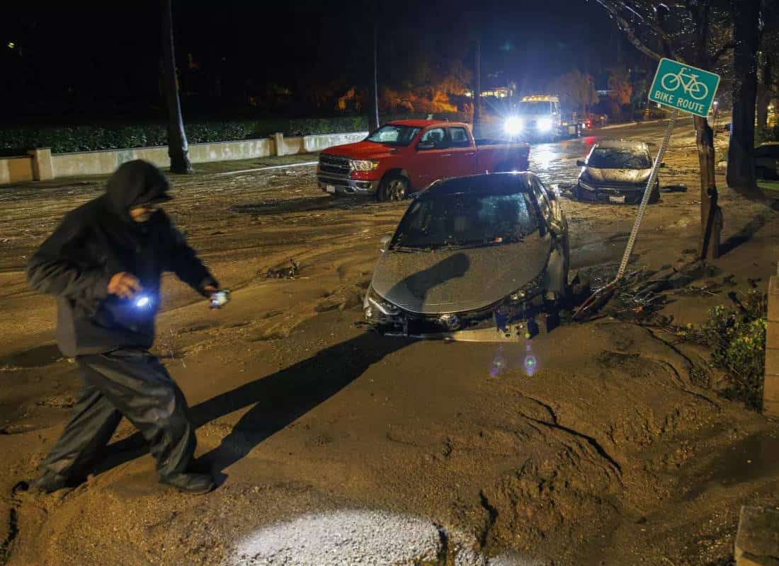 סופת גשמים אדירה מכה בקליפורניה: שיטפונות ומפולות בוץ סוחפים רכבים לים