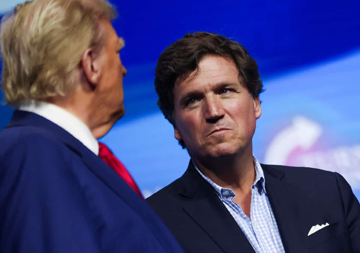 הנשיא טראמפ מאס בטאקר קרלסון וזרק אותו מתנועת MAGA