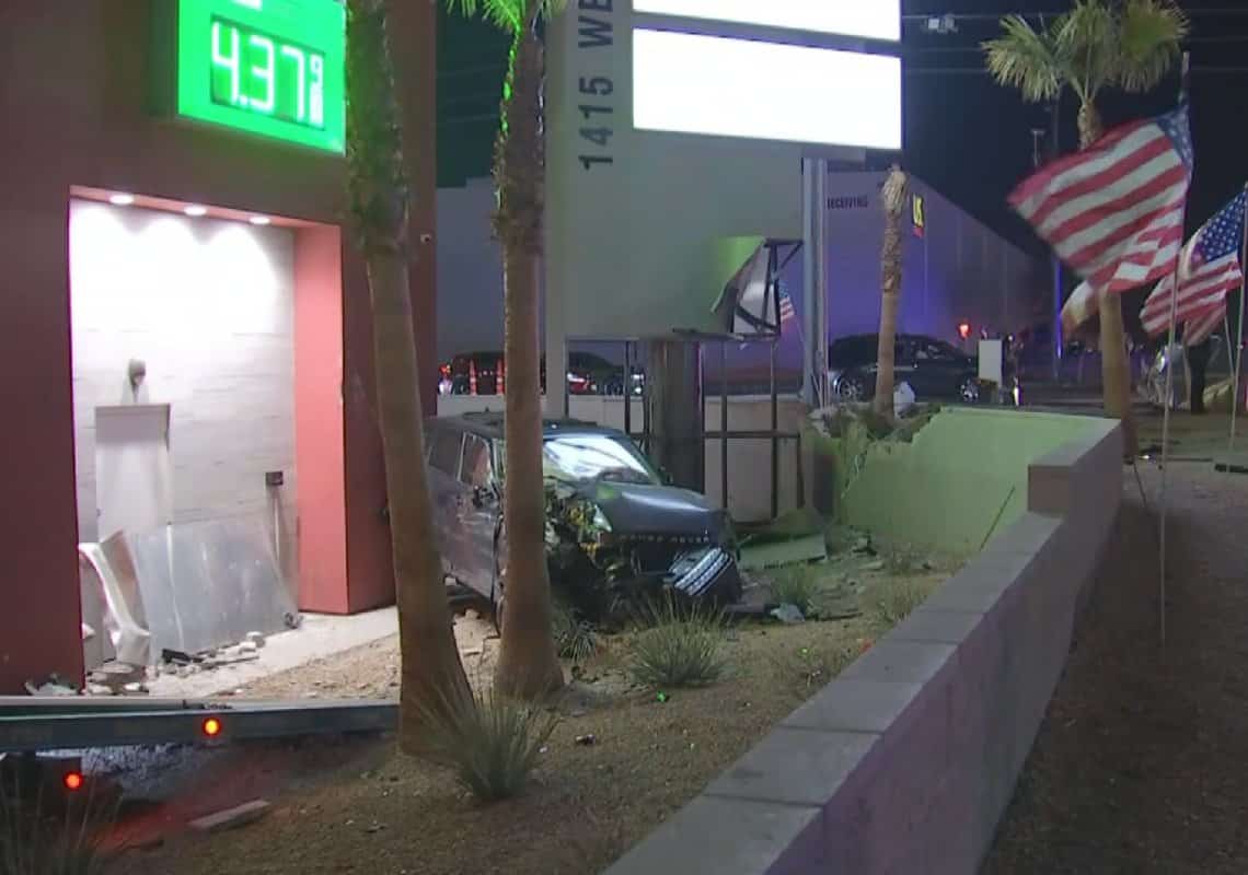 חשד ל-DUI בלאס וגאס: נהג איבד שליטה, פגע במכונית והתנגש בתחנת דלק