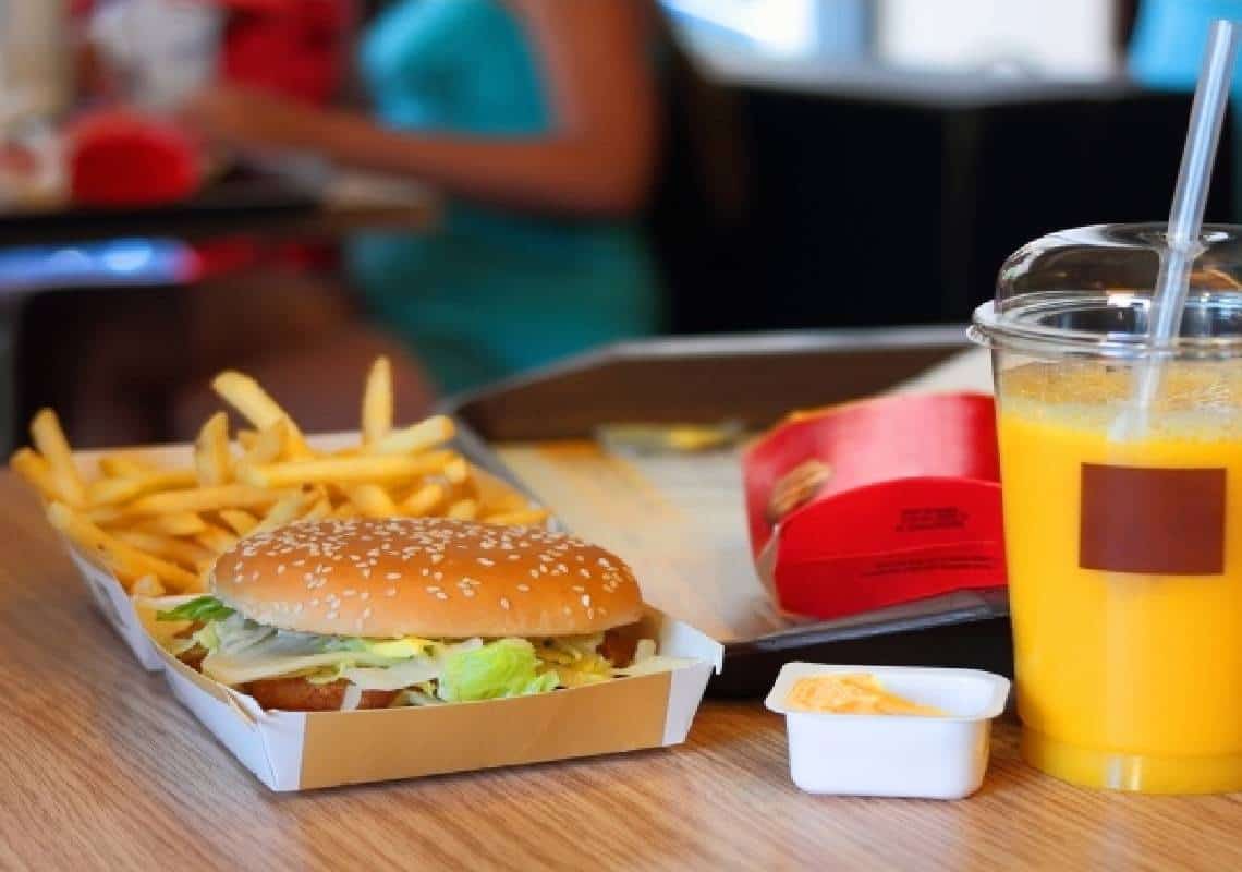 אלה המאכלים שיש להימנע מהם ושיזיקו לעור פנים שלכם