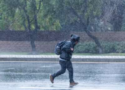 סערת ענק בדרך לדרום קליפורניה: אזהרות פינוי, סכנת מפולות בוץ ונזקים כבדים