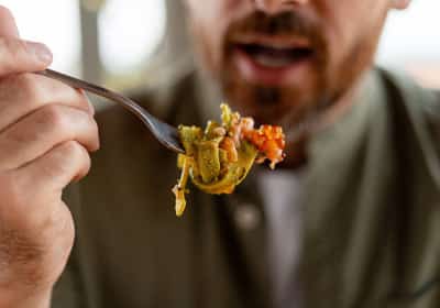 הסוד שלא מדברים עליו: הקצב שבו אתם אוכלים משפיע על המשקל